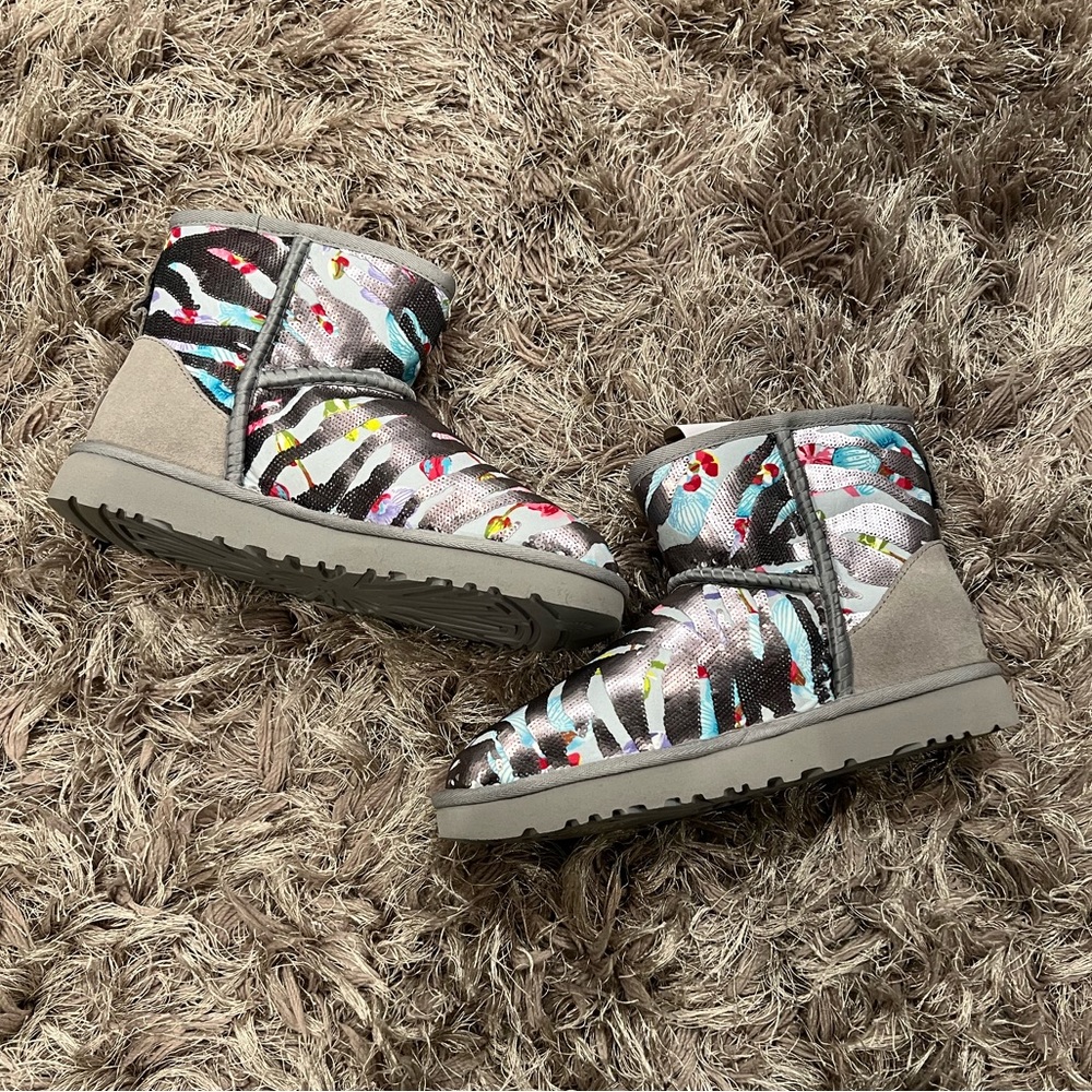 Ugg Boots Mini Tiger Flower Grey Size 7 Women Never Worn NWT